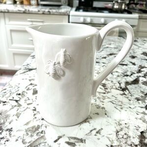 🐝 White Bumble Bee Pitcher
